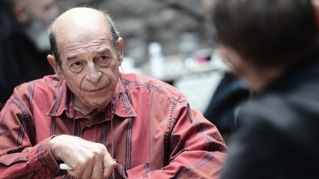Πέθανε ο Μανούσος Μανουσάκης, το ιερό τέρας της τηλεόρασης
