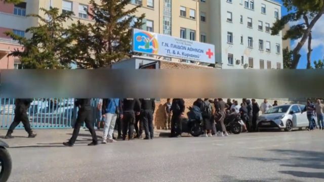 Πυροβολισμοί στο Μαρκόπουλο: Θρήνος συγγενών εξώ από το «Αγλαΐα Κυριακού» για το 3χρονο που σκοτώθηκε από σφαίρα στο κεφάλι