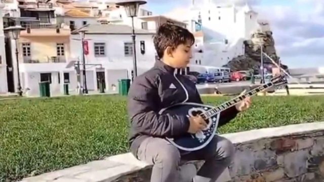 Μαθητής από την Σκόπελο έδωσε μαθήματα ανθρωπιάς: Παρέδωσε πορτοφόλι με 1000 ευρώ που βρήκε στον δρόμο