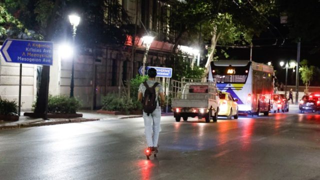 Έχει χάσει τη μητέρα του ο 12χρονος που παρασύρθηκε με το πατίνι του στη Μεσογείων – Τραγική φιγούρα ο πατέρας