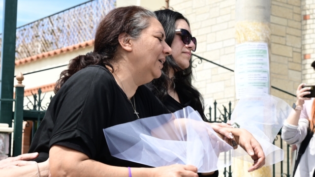 Μητέρα Κυριακής Γρίβα: «Πεθαίνω κάθε μέρα, μιλάω σε μια φωτογραφία, δεν ήμουν εκεί να μπω μπροστά στο μαχαίρι»