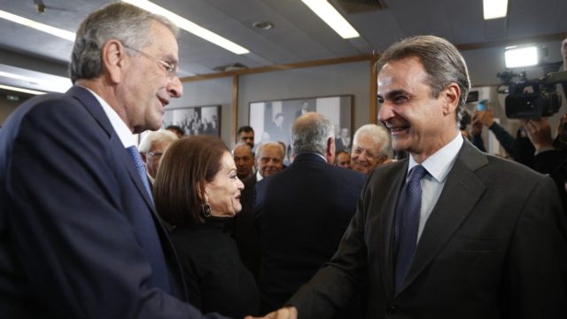Ενήλικες στην αίθουσα: Το παρασκήνιο πίσω από την κοινή παρουσία και τις χειραψίες Μητσοτάκη, Καραμανλή και Σαμαρά