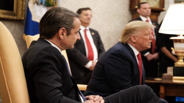 Ο Κυριάκος Μητσοτάκης συγχαίρει τον Τραμπ: «Ανυπομονούμε να διευρύνουμε τη στρατηγική μας συνεργασία»