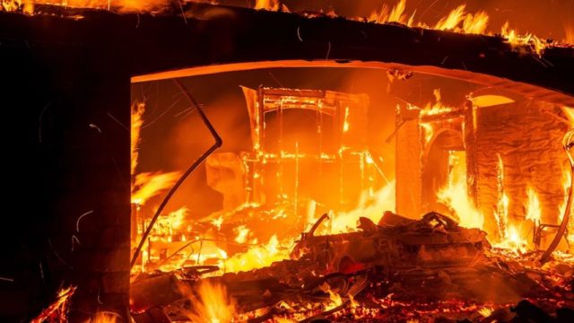 Παρατεταμένη κόλαση στην Καλιφόρνια: Η «Mountain Fire» ισοπεδώνει το Λος Άντζελες – Πάνω από 100 σπίτια έγιναν παρανάλωμα του πυρός