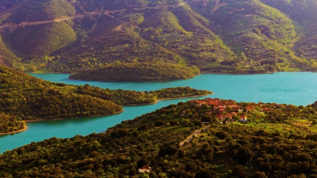 Δίπλα στη λίμνη και τριγύρω από βουνοπλαγιές: Το χωριό της Πελοποννήσου που ξεφεύγει από τα συνηθισμένα
