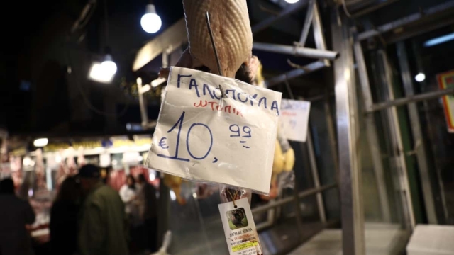 Αλλεπάλληλες κρίσεις πλήττουν τα νοικοκυριά: Πληρώνουµε 28% περισσότερα, αγοράζουµε 2% λιγότερα αγαθά