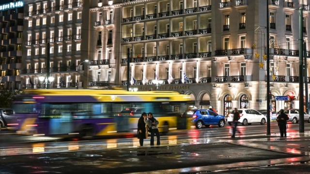 Η φωτογραφία της ημέρας: Η νυχτερινή Αθήνα μετά από βροχή