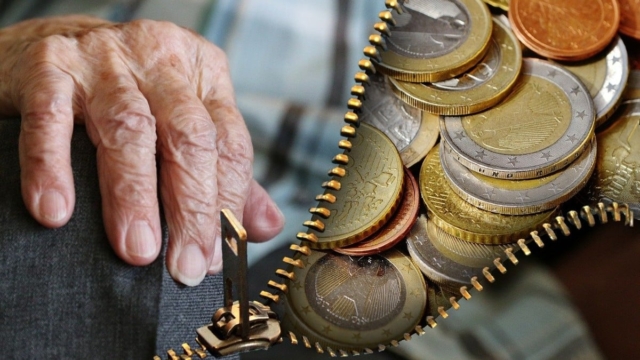 Συντάξεις Δεκεμβρίου 2024: «Ζεστές» τσέπες και γεμάτα πορτοφόλια –  Πότε θα μπουν τα χρήματα στα ΑΤΜ