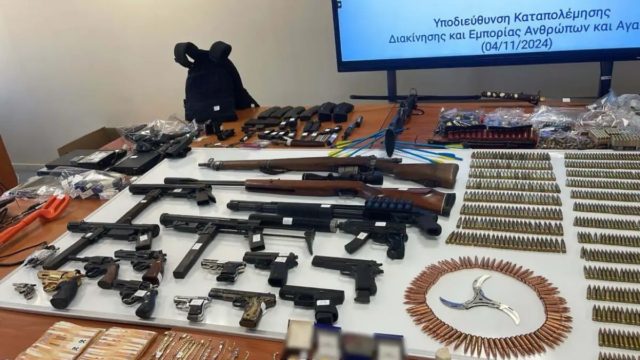 Οπλοστάσιο στη Δυτική Αττική: 6.000 σφαίρες, πυροκροτητές και αμμωνιοδυναμίτιδα στα χέρια των Αρχών