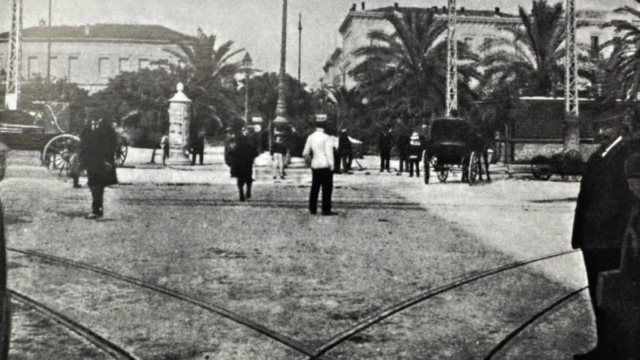 Κουίζ για την παλιά Αθήνα: Μπορείς να αναγνωρίσεις την πλατεία της φωτογραφίας;