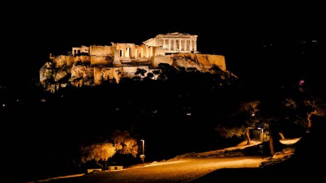 Η Φωτογραφία της Ημέρας: Ο Ιερός Βράχος μαγεύει κάθε ώρα της μέρας!