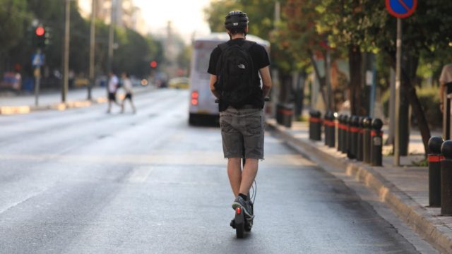 «Δεν πέρασε με κόκκινο το παιδί μου»: Σπάει τη σιωπή του ο πατέρας της οδηγού που παρέσυρε τον 12χρονο στη Μεσογείων