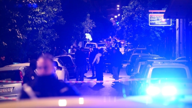 Συναγερμός στην Ηλιούπολη: Ένοπλος μεθυσμένος άνδρας απειλεί να αυτοκτονήσει!