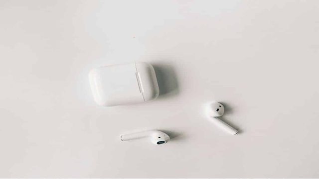 Σταματήστε να βάζετε βρώμικα AirPods στο αυτί σας. Αυτός είναι ο ευκολότερος τρόπος για να τα καθαρίσετε