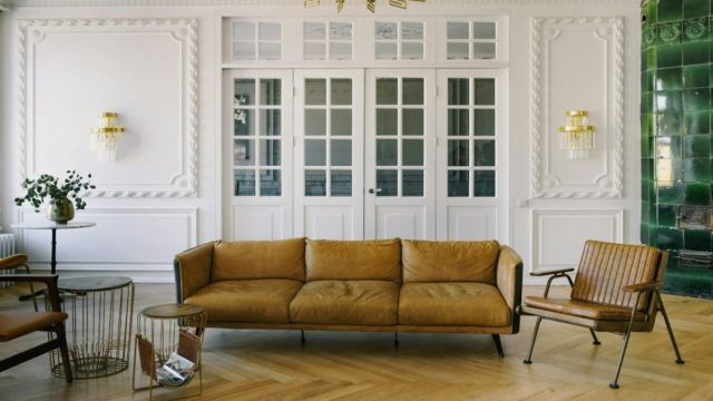 5 τρόποι για να καθαρίσετε έναν δερμάτινο καναπέ σε λιγότερο από 5 λεπτά