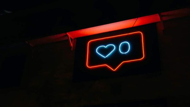 Τι σημαίνει εάν ο άντρας μου πατάει like σε άλλες κοπέλες; – 10 λόγοι που το κάνει