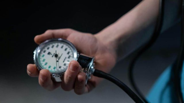 Πίεση: Πώς τη μετράμε σώστα στο σπίτι μόνοι μας