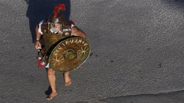 41ος Αυθεντικός Μαραθώνιος Αθήνας: Συγκινεί άντρας που εμφανίστηκε με στολή αρχαίου Έλληνα