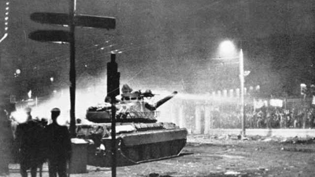 Εδώ Πολυτεχνείο: Σπάνια πλάνα και η μοναδική συνέντευξη του οδηγού του τανκ 