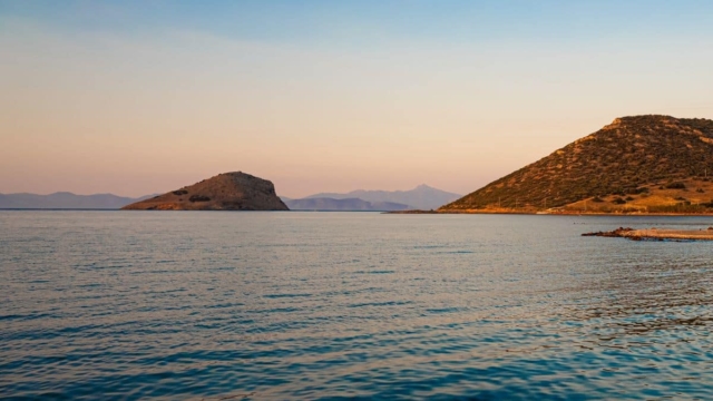 Θρίλερ στο Πόρτο Ράφτη: Βρέθηκαν στα βράχια προσωπικά αντικείμενα του 22χρονου που αγονείται!