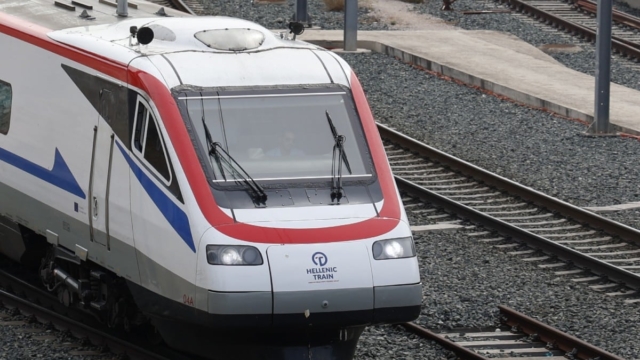 Συναγερμός στην Πυροσβεστική: Φωτιά στον Ασπρόπυργο – Διακοπή κυκλοφορίας στον Προαστιακό