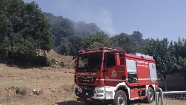 Συναγερμός στο Μενίδι: Φωτιά σε κατάστημα και διακοπή της κυκλοφορίας