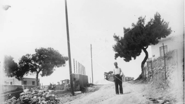 Κουίζ: Κι όμως αυτή η αυλή είναι σήμερα το πιο κεντρικό σημείο της Αθήνας! Μπορείς να το αναγνωρίσεις;