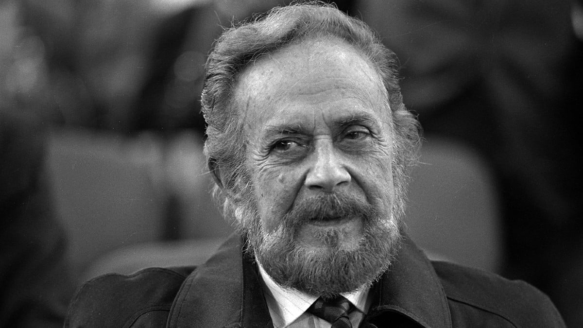 11/11/1990: Ο μεγάλος ποιητής της Ρωμιοσύνης, Γιάννης Ρίτσος, αφήνει την τελευταία του πνοή – Η εξορία και η πολυτάραχη ζωή του
