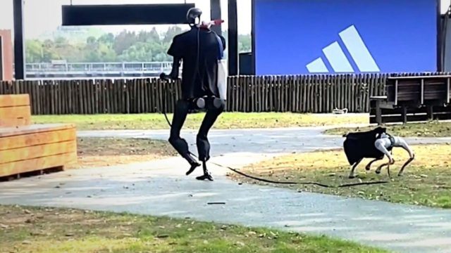 Εικόνες από το μέλλον: Ανθρωποειδές ρομπότ πηγαίνει βόλτα ρομποτικό σκύλο (video)