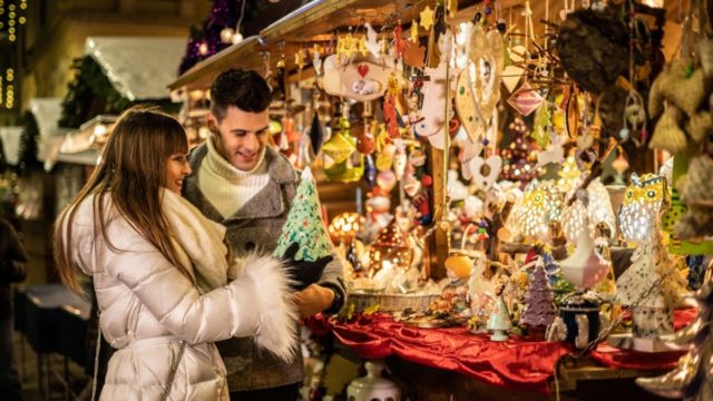 Ζήστε το όνειρο: Οι 5 πιο ρομαντικές χριστουγεννιάτικες αγορές για να απογειώσετε τη σχέση σας