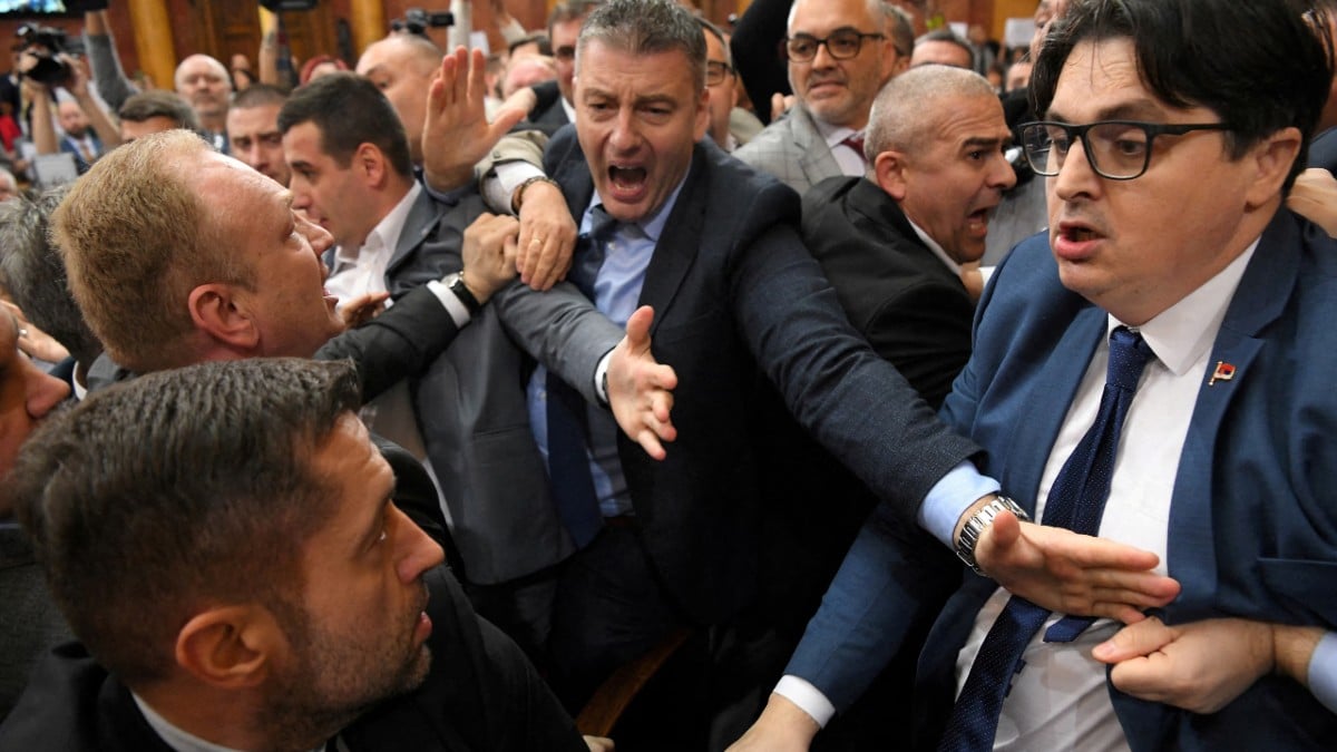 Ο κακός χαμός στο σερβικό κοινοβούλιο: Μπουνιές και σφαλιάρες ανάμεσα σε βουλευτές!