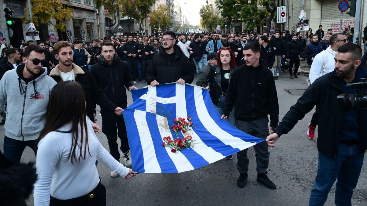 51η επέτειος της εξέγερσης του Πολυτεχνείου: Έφτασε στην Αμερικανική πρεσβεία η αιματοβαμμένη σημαία – Πάνω από 110 προσαγωγές (video)