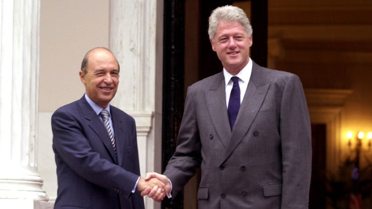 19 Νοεμβρίου 1999: Η ιστορική επίσκεψη του Μπιλ Κλίντον στην Αθήνα – Η θερμή υποδοχή από τον Κώστα Σημίτη!