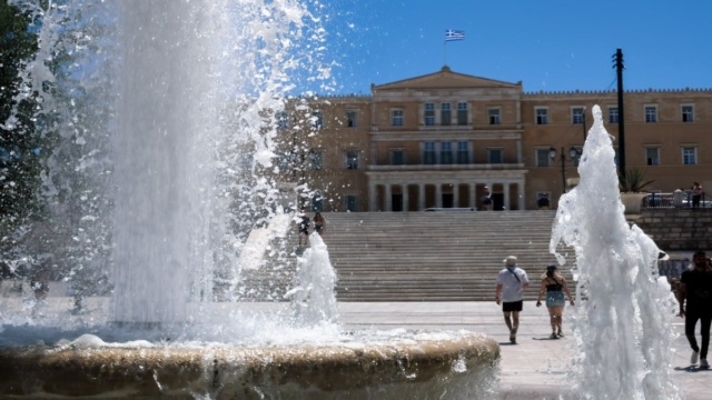 Τι «βρωμάει» με το συντριβάνι του Συντάγματος; Κόντρα δήμου Αθηναίων – Υπουργείου Πολιτισμού – Ποια η ιστορία του;