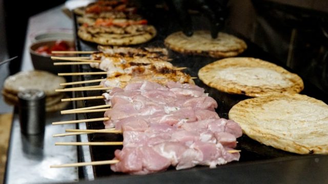 Το λαϊκό μας φαγητό έγινε είδος πολυτελείας – «Μια οικογένεια 4 ατόμων για να φάει σουβλάκια θέλει 35 – 40 ευρώ» (video)