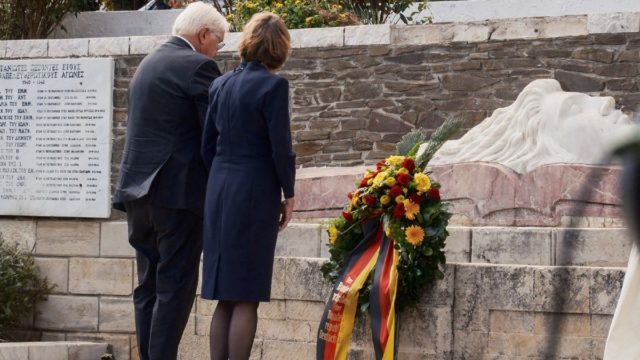 Ζήτησε συγγνώμη στα ελληνικά στην Κάνδανο ο Σταϊνμάιερ αλλά δε συγκίνησε: «Δε θέλω να πιάσω το χέρι του σφαγέα»