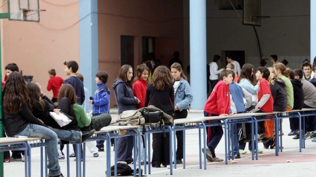 «Έβρεχε» χαρτονομίσματα σε σχολείο της Κύπρου: Πού βρήκε τις 15.000 ευρώ ο μαθητής που τα μοίραζε (video)