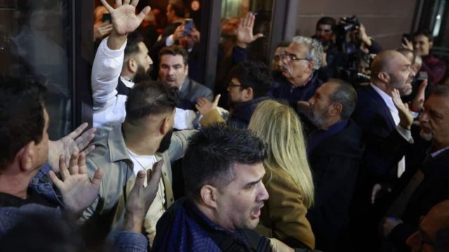 Το απόλυτο χάος στο Συνέδριο ΣΥΡΙΖΑ: Πρωτοφανείς σκηνές με σπρωξίματα και λιποθυμίες – Επεισόδιο με Γκλέτσο, Γεροβασίλη, Αντώναρο (video)