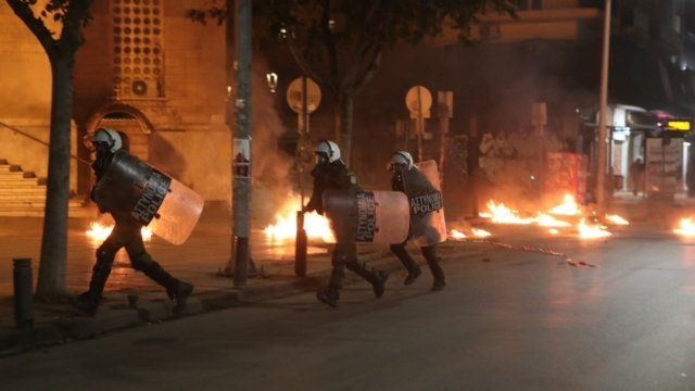 Μολότοφ εναντίον των ΜΑΤ έξω από το τουρκικό προξενείο της Θεσσαλονίκης