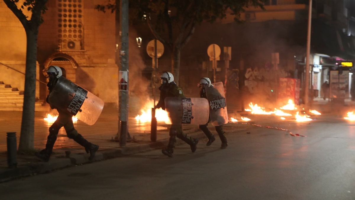 Μολότοφ εναντίον των ΜΑΤ έξω από το τουρκικό προξενείο της Θεσσαλονίκης