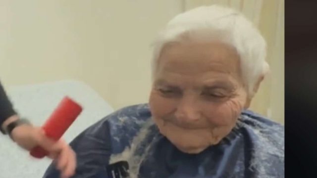 Ό,τι πιο γλυκό είδαμε σήμερα! Η συγκινητική ιστορία μιας γιαγιάς που δεν ξέχασε ποτέ τον πρώτο της έρωτα