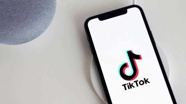 Νέα δεδομένα στο TikTok: Περιορίζει τα φίλτρα ομορφιάς για τους ανήλικους χρήστες