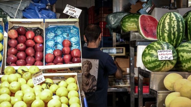 Επιμένει ο πληθωρισμός: «Απογειώθηκαν» τα αεροπορικά εισιτήρια – Πού σημειώθηκε μείωση