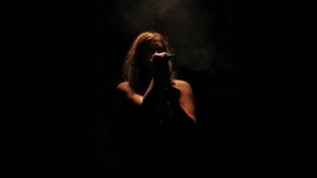 Διάσημη τραγουδίστρια «έφαγε ξύλο» από τη σύζυγο του παντρεμένου εραστή της!