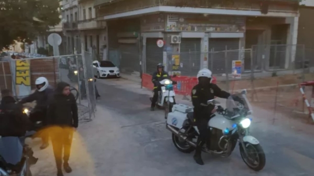 Μηχανάκι έπεσε πάνω σε μπάρες τρένου στη διάβαση της Αγίου Μελετίου – Με καθυστέρηση η αστυνομία στο σημείο