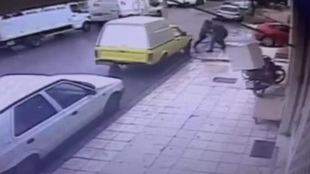 Βίντεο ντοκουμέντο: Αιματηρή ενέδρα σε χρηματαποστολή στα Τρίκαλα – Η στιγμή που μαχαιρώνουν υπάλληλο