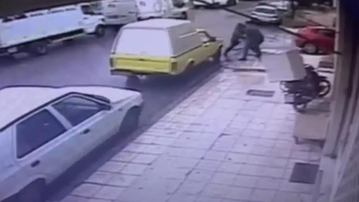 Βίντεο ντοκουμέντο: Αιματηρή ενέδρα σε χρηματαποστολή στα Τρίκαλα – Η στιγμή που μαχαιρώνουν υπάλληλο