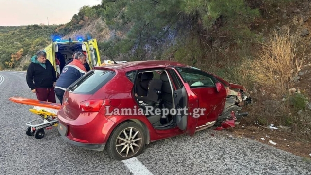 Τροχαίο για οικογένεια με μωρό έξω από τη Λαμία: Δύο ασθενοφόρα τους μετέφεραν στο νοσοκομείο (video)