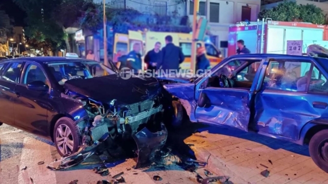 Βίντεο σοκ στα Χανιά: Ταξί πέφτει πλαγιομετωπικά και με ιλιγγιώδη ταχύτητα πάνω σε ΙΧ