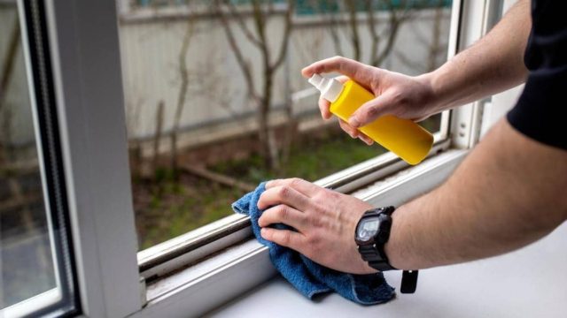 Ούτε μαγειρική σόδα, ούτε ξύδι: Το σπιτικό κόλπο για να καθαρίσετε τα παράθυρα με ένα συστατικό της κουζίνας